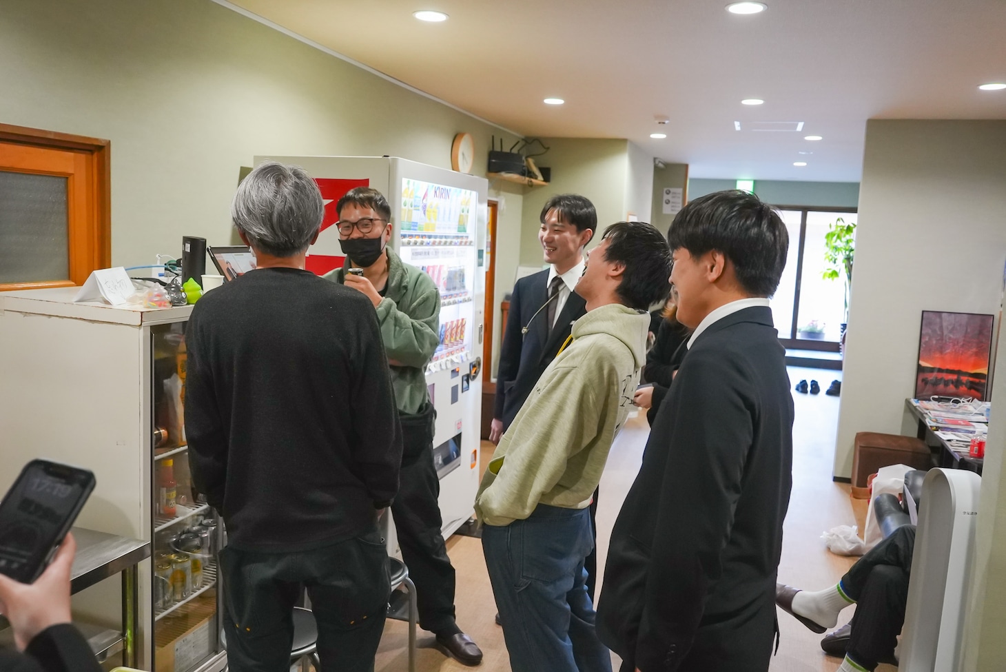 WACK若月氏の面談を見届けるスタッフたち。