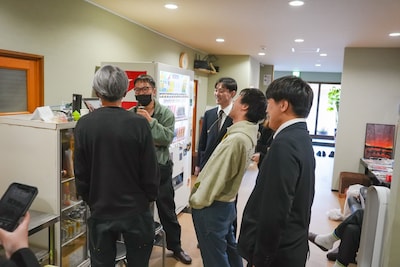 WACK若月氏の面談を見届けるスタッフたち。