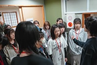 張り紙の前に集められた候補生。