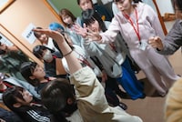 挙手をする面談希望者。