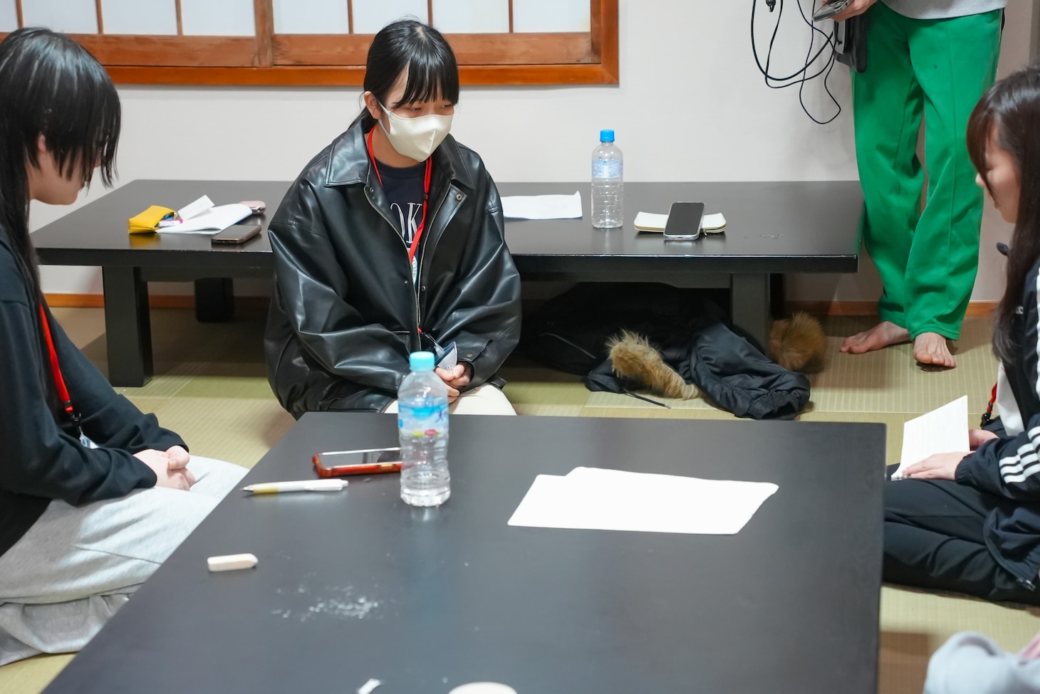 話し合いをするゲンジツユア、RiNARiNA、nyu-ki。