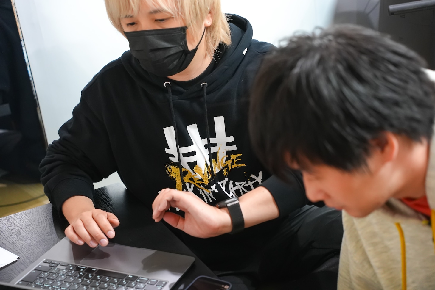 アンケートを取るニコニコ生放送ディレクター・黒川氏。