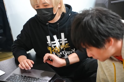 アンケートを取るニコニコ生放送ディレクター・黒川氏。