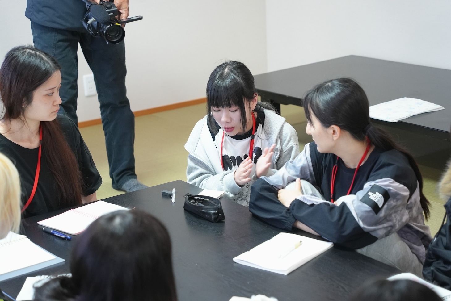 話し合う候補生たち。