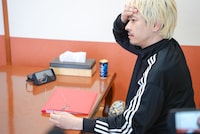 「コロナかもしれない」と繰り返す渡辺淳之介。