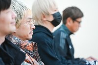 WACK若月氏とタテ・マエのパフォーマンスを見つめる渡辺淳之介。