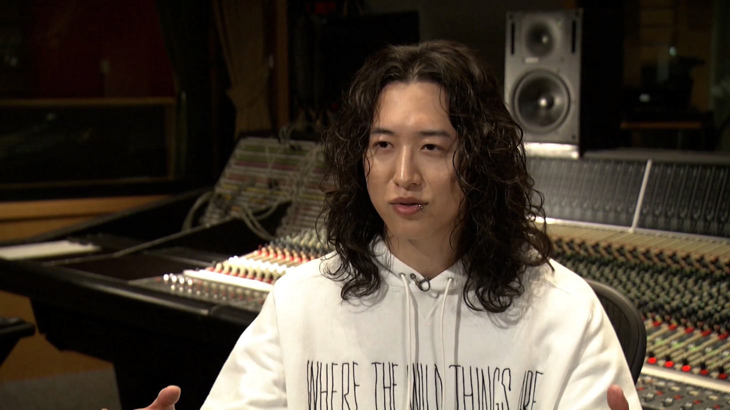 インタビューを受けるキタニタツヤ。©︎NHK