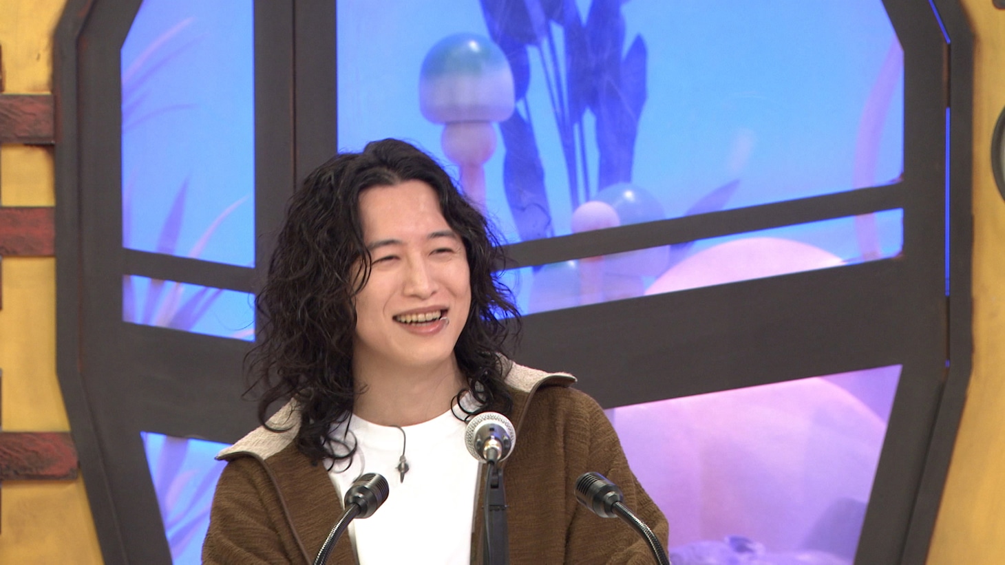 「天才てれびくん grow」のスタジオにいるキタニタツヤ。©︎NHK