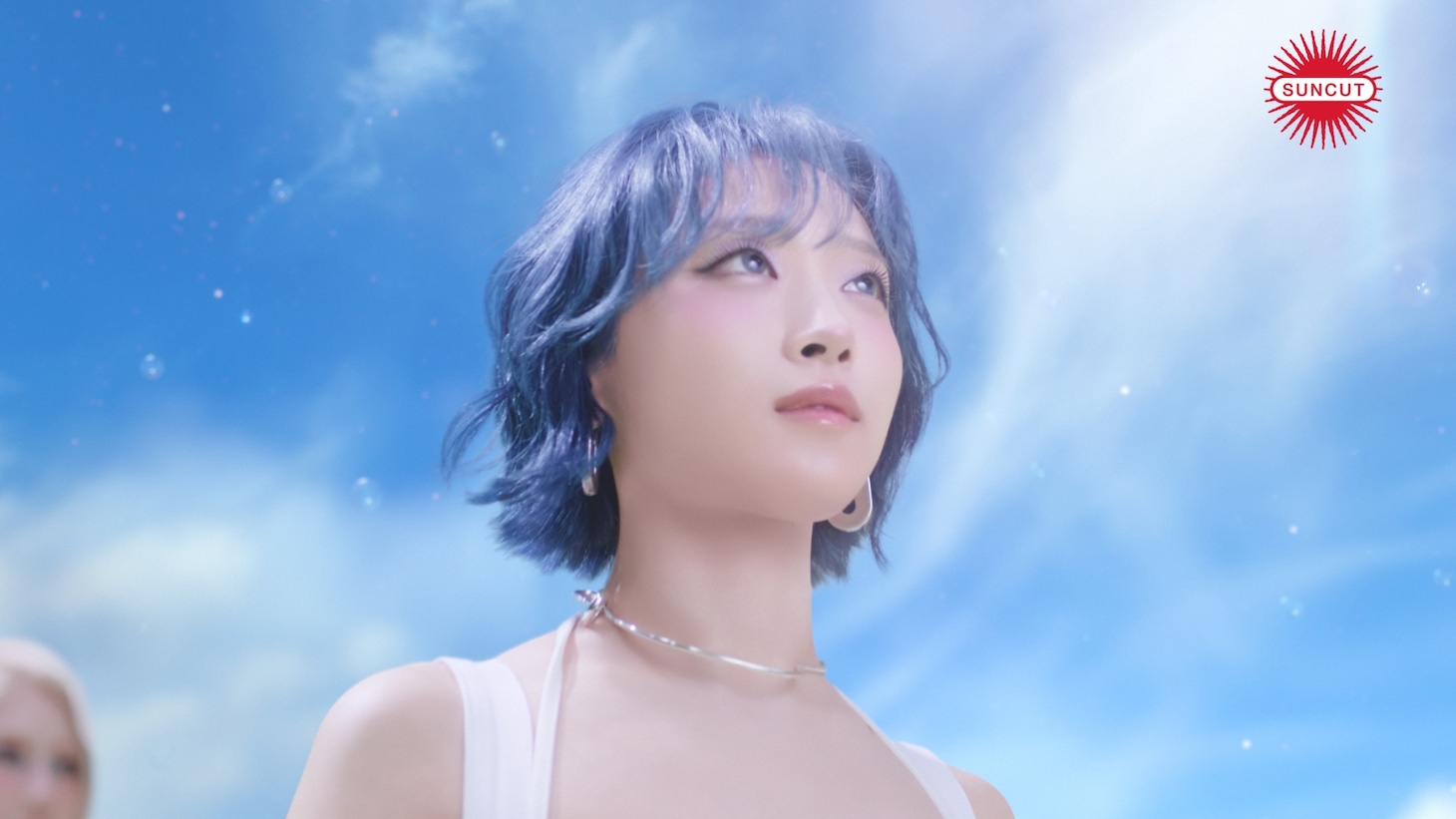 「サンカット」の新テレビCM「強さを、まとう。」編より。