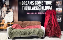 HMV&BOOKS SHIBUYAに展示されている、吉田美和の手編み作品と衣装。