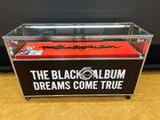タワーレコード渋谷店に展示されている、吉田美和の手編みによる「THE BLACK ◯ ALBUM」毛糸文字。
