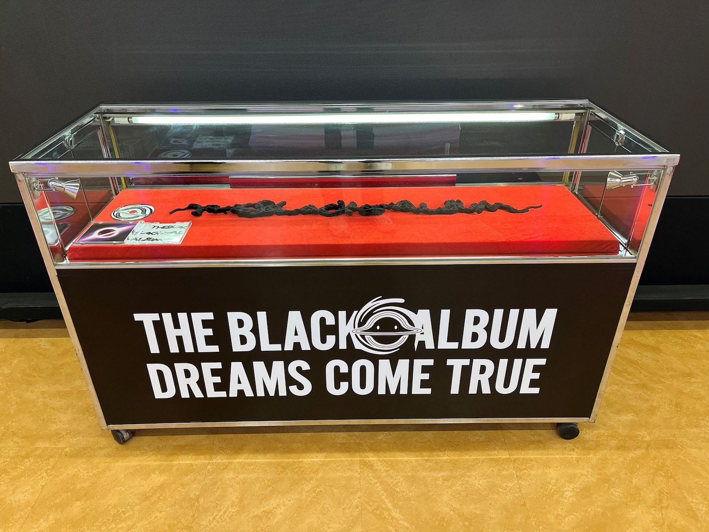タワーレコード渋谷店に展示されている、吉田美和の手編みによる「THE BLACK ◯ ALBUM」毛糸文字。