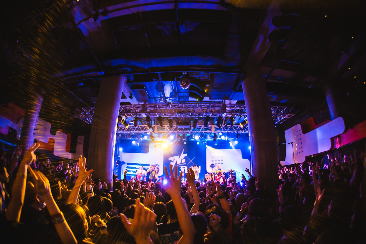 「ライブナタリー “T.N.T × FLOW” sponsored by Chikemoo」よりFLOWのライブの様子。（撮影：オカベメイ）