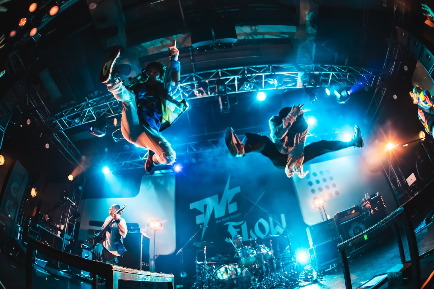 高くジャンプするKEIGO（Vo / FLOW）とKOHSHI（Vo / FLOW）。（撮影：オカベメイ）