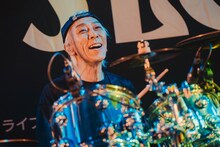 IWASAKI（Dr / FLOW）（撮影：オカベメイ）