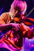 Furutatsu（B, Violin / T.N.T）（撮影：オカベメイ）
