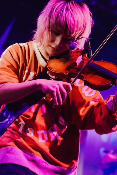 Furutatsu（B, Violin / T.N.T）（撮影：オカベメイ）
