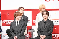 前列左から大橋和也、寺西拓人、後列左から上田竜也、川島如恵留。