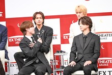 前列左から大橋和也、寺西拓人、後列左から上田竜也、川島如恵留。