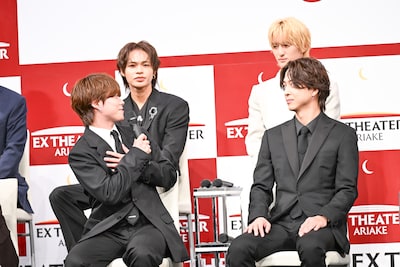 前列左から大橋和也、寺西拓人、後列左から上田竜也、川島如恵留。