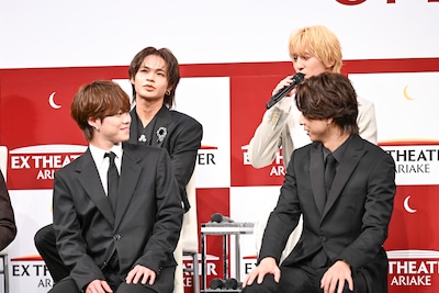 前列左から大橋和也、寺西拓人、後列左から上田竜也、川島如恵留。