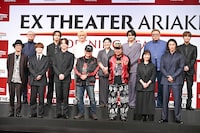 EX THEATER ARIAKEオープニングラインナップ発表会の登壇者。前列左から河原雅彦、大橋和也、寺西拓人、いのうえひでのり、古田新太、小山ゆうな、岩本照、後列左から堤幸彦、上田竜也、川島如恵留、小林香、三浦宏規、福田雄一、岩田剛典。