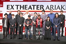 EX THEATER ARIAKEオープニングラインナップ発表会の登壇者。前列左から河原雅彦、大橋和也、寺西拓人、いのうえひでのり、古田新太、小山ゆうな、岩本照、後列左から堤幸彦、上田竜也、川島如恵留、小林香、三浦宏規、福田雄一、岩田剛典。