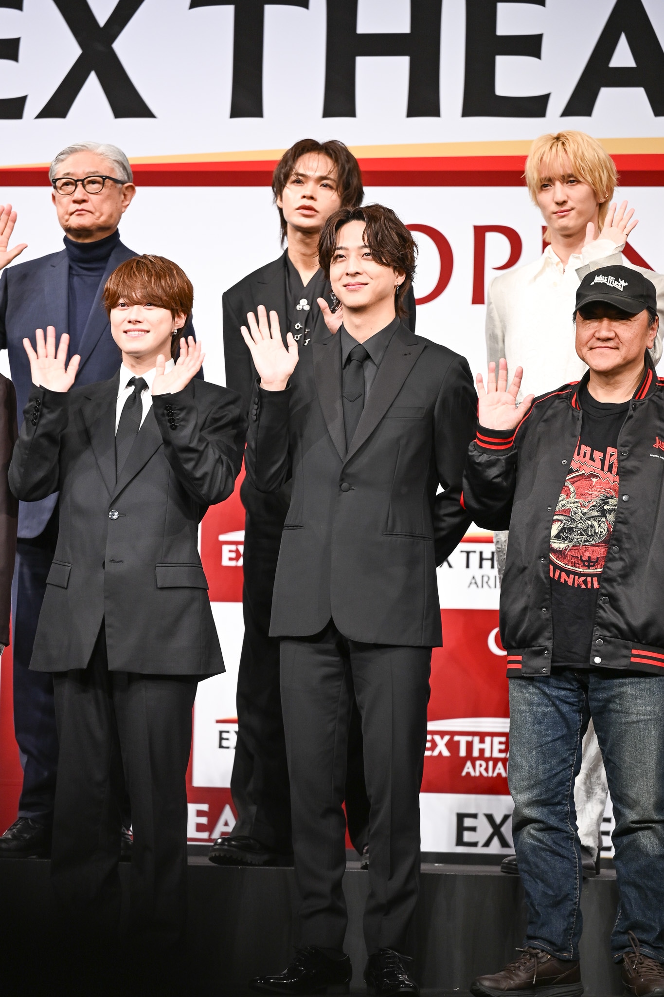 前列左から大橋和也、寺西拓人、いのうえひでのり、後列左から堤幸彦、上田竜也、川島如恵留。