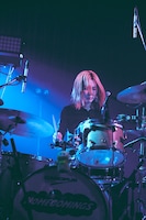 YUNA（Dr / ex. CHAI）（撮影：新家菜々子）