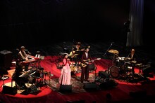 「ハンバート ハンバート ツアー2026『歌ったり喋ったり』」バンド篇最終公演の様子。（撮影：後藤渉）