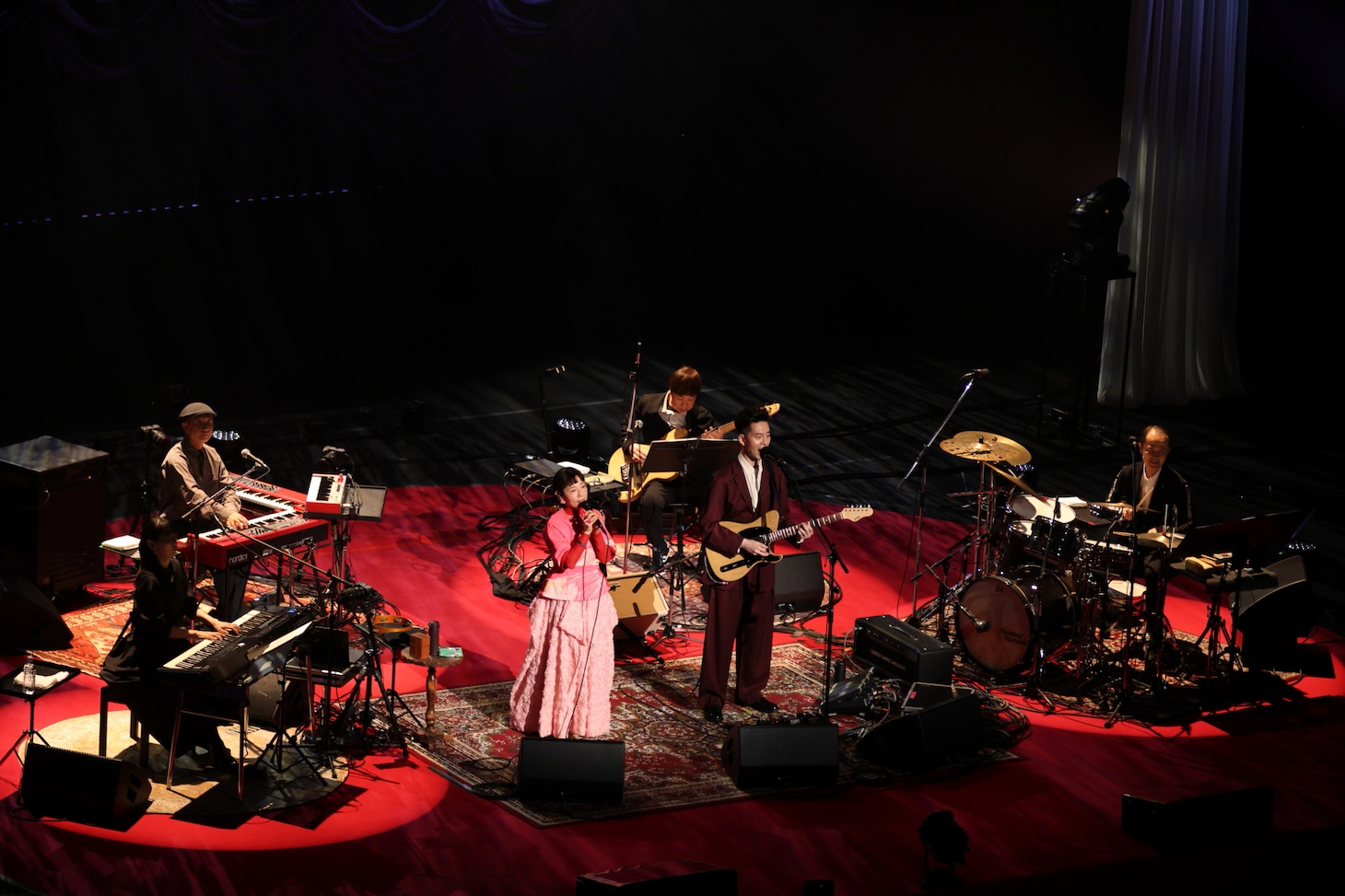 「ハンバート ハンバート ツアー2026『歌ったり喋ったり』」バンド篇最終公演の様子。（撮影：後藤渉）