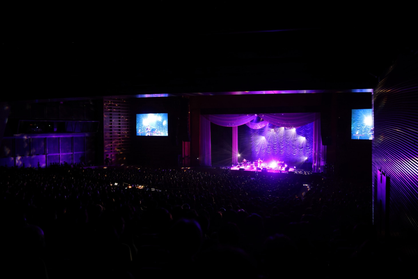 「ハンバート ハンバート ツアー2026『歌ったり喋ったり』」バンド篇最終公演の様子。（撮影：後藤渉）