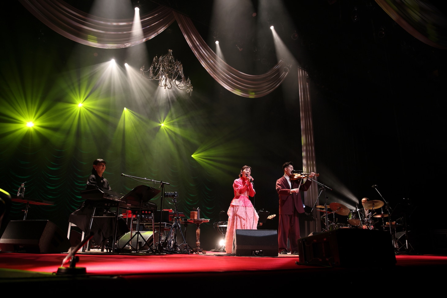 「ハンバート ハンバート ツアー2026『歌ったり喋ったり』」バンド篇最終公演の様子。（撮影：後藤渉）