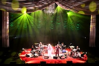 「ハンバート ハンバート ツアー2026『歌ったり喋ったり』」バンド篇最終公演の様子。（撮影：後藤渉）