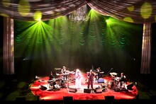 「ハンバート ハンバート ツアー2026『歌ったり喋ったり』」バンド篇最終公演の様子。（撮影：後藤渉）