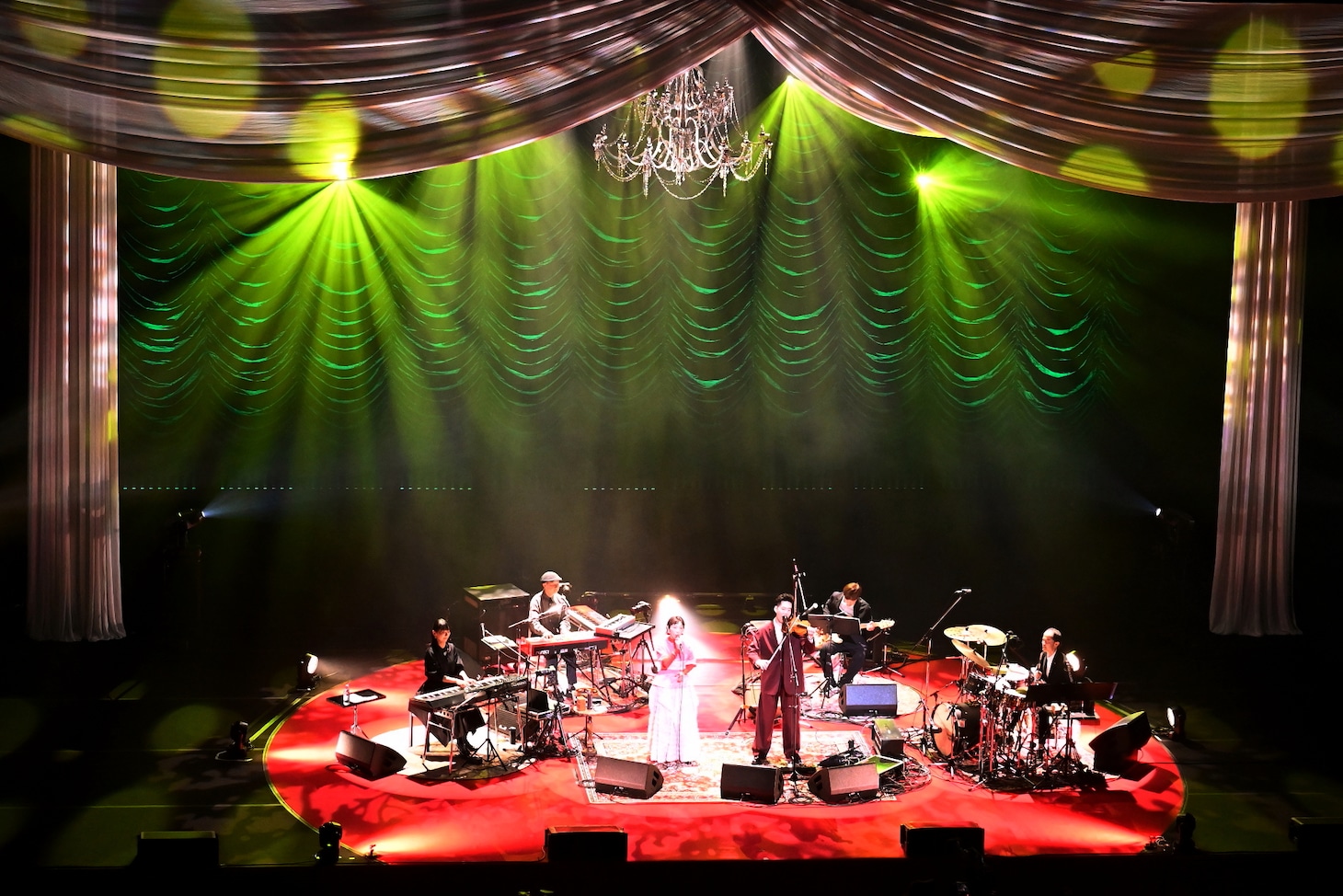 「ハンバート ハンバート ツアー2026『歌ったり喋ったり』」バンド篇最終公演の様子。（撮影：後藤渉）