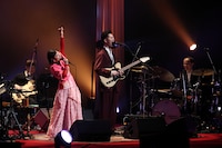 「ハンバート ハンバート ツアー2026『歌ったり喋ったり』」バンド篇最終公演の様子。（撮影：後藤渉）