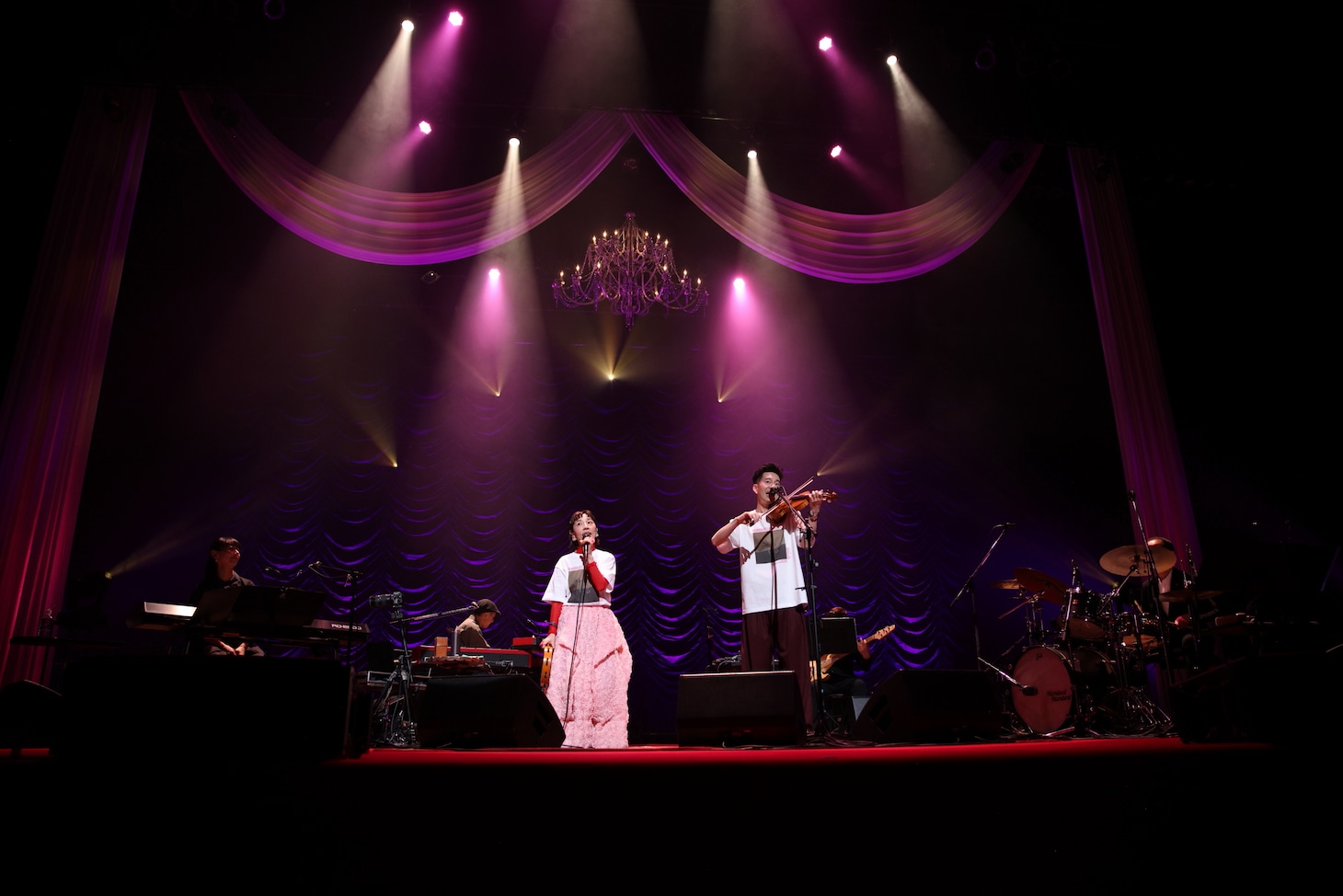 「ハンバート ハンバート ツアー2026『歌ったり喋ったり』」バンド篇最終公演の様子。（撮影：後藤渉）