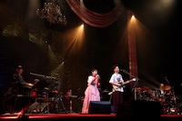 「ハンバート ハンバート ツアー2026『歌ったり喋ったり』」バンド篇最終公演の様子。（撮影：後藤渉）