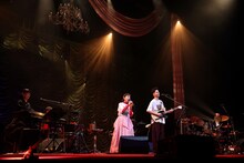 「ハンバート ハンバート ツアー2026『歌ったり喋ったり』」バンド篇最終公演の様子。（撮影：後藤渉）