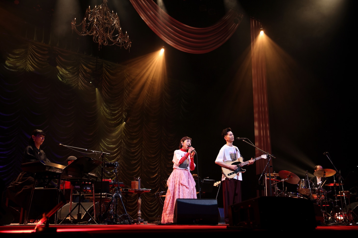 「ハンバート ハンバート ツアー2026『歌ったり喋ったり』」バンド篇最終公演の様子。（撮影：後藤渉）