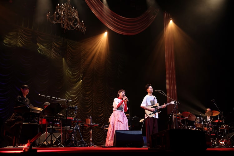 「ハンバート ハンバート ツアー2026『歌ったり喋ったり』」バンド篇最終公演の様子。（撮影：後藤渉）