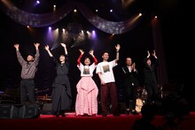 終演後、客席に挨拶をするハンバート ハンバートとバンドメンバー。（撮影：後藤渉）