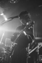 畳野彩加（Vo, G）（撮影：新家菜々子）