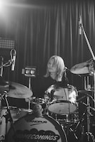 YUNA（Dr / ex. CHAI）（撮影：新家菜々子）