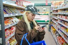 買い物をするココ・パーティン・ココ（GANG PARADE）。