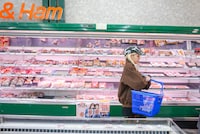 買い物をするココ・パーティン・ココ（GANG PARADE）。