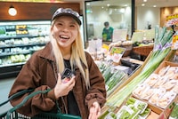 買い物をするココ・パーティン・ココ（GANG PARADE）。