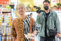 買い物をする渡辺淳之介。