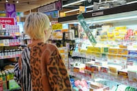 買い物をする渡辺淳之介。